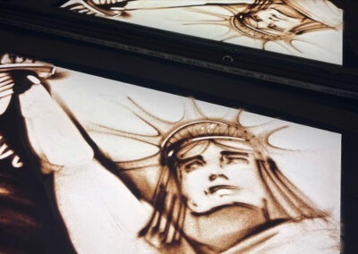 Die-Sandartisten-Lina-Li-Sandmalerin-New-York-Freiheitsstatue